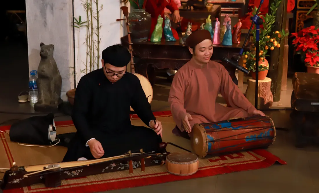 Musicians playing traditional Vietnamese instruments including the đàn bầu
